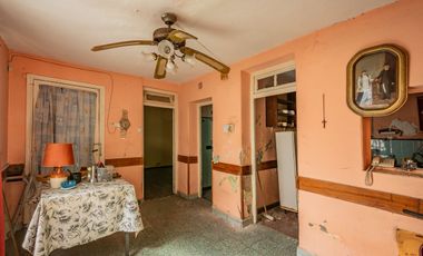 Casa en lote propio a refaccionar