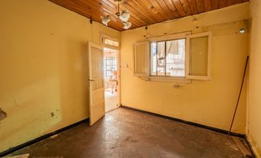 Casa en lote propio a refaccionar