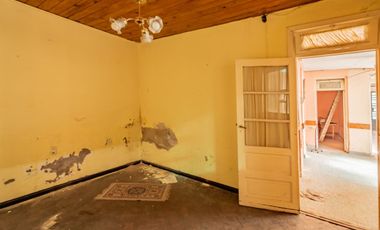 Casa en lote propio a refaccionar