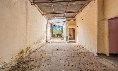 Casa en lote propio a refaccionar
