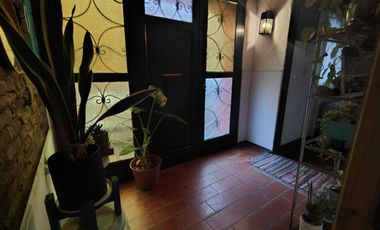 CASA EN VENTA LA PLATA 2 DORMITORIOS Y PATIO