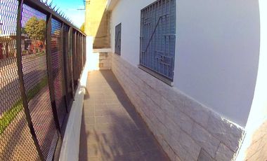 VENTA CASA 2 DORMITORIOS Y JARDÍN EN CAP. BERMUDEZ