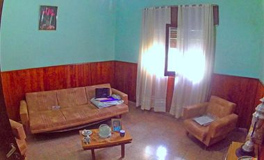 VENTA CASA 2 DORMITORIOS Y JARDÍN EN CAP. BERMUDEZ
