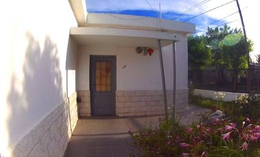 VENTA CASA 2 DORMITORIOS Y JARDÍN EN CAP. BERMUDEZ