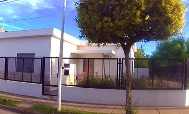 VENTA CASA 2 DORMITORIOS Y JARDÍN EN CAP. BERMUDEZ