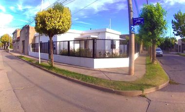 VENTA CASA 2 DORMITORIOS Y JARDÍN EN CAP. BERMUDEZ