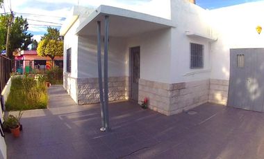 VENTA CASA 2 DORMITORIOS Y JARDÍN EN CAP. BERMUDEZ
