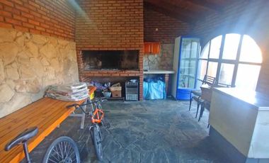 VENTA CASA DOS DORMITORIOS, PILETA Y QUINCHO