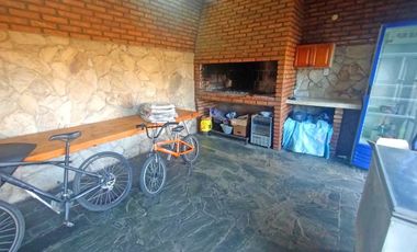 VENTA CASA DOS DORMITORIOS, PILETA Y QUINCHO