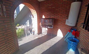 VENTA CASA DOS DORMITORIOS, PILETA Y QUINCHO