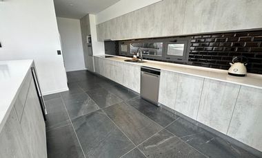CASA 7 AMBIENTES EN VENTA EN CHACRAS DE LA RESERVA