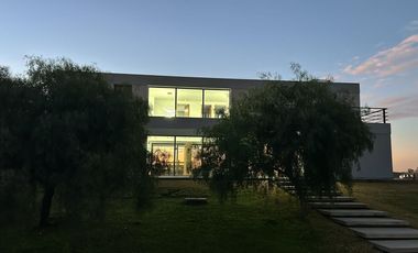 CASA 7 AMBIENTES EN VENTA EN CHACRAS DE LA RESERVA