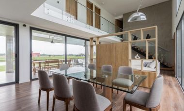 CASA 7 AMBIENTES EN VENTA EN CHACRAS DE LA RESERVA