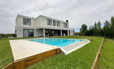 CASA 7 AMBIENTES EN VENTA EN CHACRAS DE LA RESERVA
