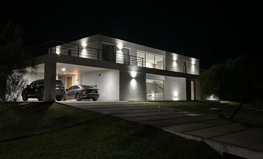 CASA 7 AMBIENTES EN VENTA EN CHACRAS DE LA RESERVA