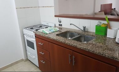 ALQUILER. Amplio monoambiente con balcón. La Plata