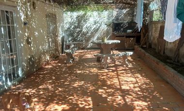 Venta casa dos dormitorios y local en Maria Luisa