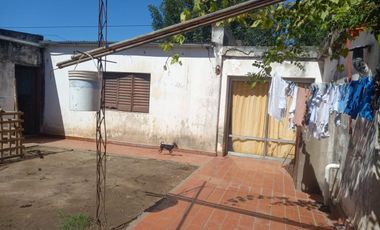 Venta casa dos dormitorios y local en Maria Luisa