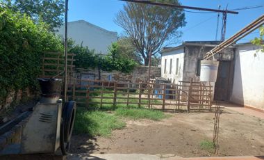 Venta casa dos dormitorios y local en Maria Luisa