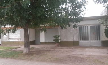 Venta casa dos dormitorios y local en Maria Luisa