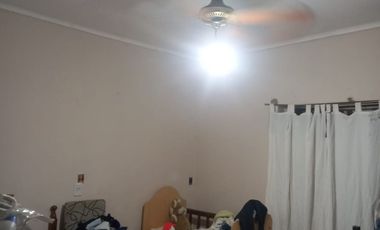 Venta casa dos dormitorios y local en Maria Luisa
