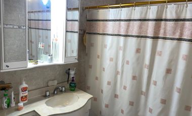 CASA EN VENTA CON COCHERA Y FONDO LIBRE-QUILMES