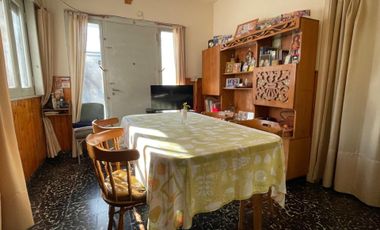 CASA EN VENTA CON COCHERA Y FONDO LIBRE-QUILMES