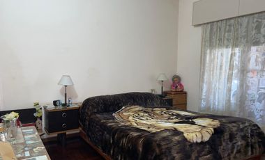 CASA EN VENTA CON COCHERA Y FONDO LIBRE-QUILMES
