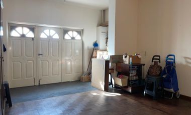 CASA EN VENTA CON COCHERA Y FONDO LIBRE-QUILMES