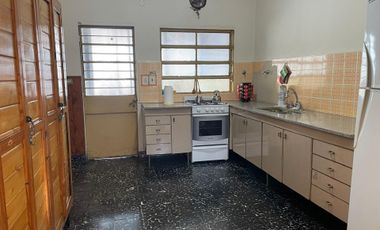 CASA EN VENTA CON COCHERA Y FONDO LIBRE-QUILMES