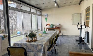 CASA EN VENTA CON COCHERA Y FONDO LIBRE-QUILMES