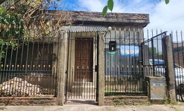 Casa 3 amb en venta en Lanús con cochera y patio