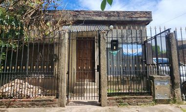 Casa 3 amb en venta en Lanús con cochera y patio