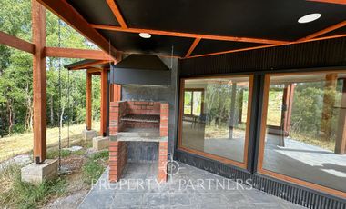 Preciosa casa nueva  con borde Rio Cayumapu