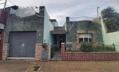 CASA CON LOCAL SOBRE AVENIDA PRINCIPAL.