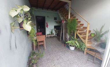 CASA CON LOCAL SOBRE AVENIDA PRINCIPAL.