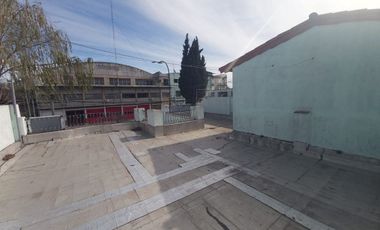 CASA CON LOCAL SOBRE AVENIDA PRINCIPAL.