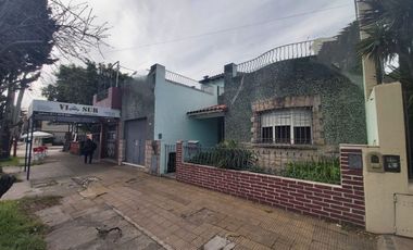 CASA CON LOCAL SOBRE AVENIDA PRINCIPAL.