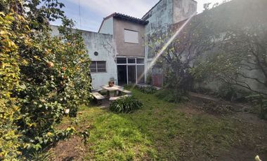 CASA CON LOCAL SOBRE AVENIDA PRINCIPAL.
