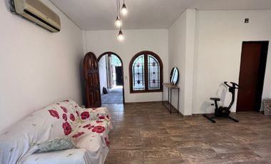 CASA 4 AMBIENTES C/COCHERA + LOCAL AL FRENTE
