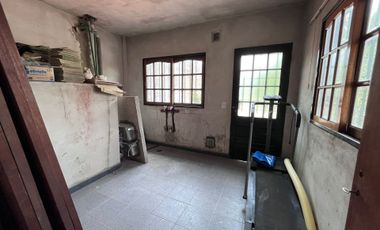 CASA 4 AMBIENTES C/COCHERA + LOCAL AL FRENTE