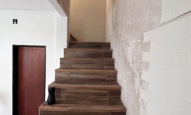 CASA 4 AMBIENTES C/COCHERA + LOCAL AL FRENTE