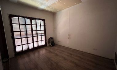 CASA 4 AMBIENTES C/COCHERA + LOCAL AL FRENTE