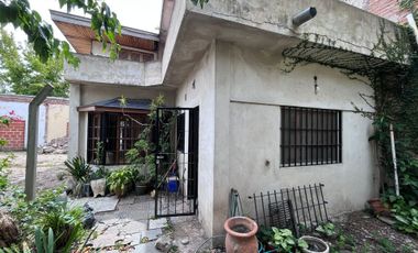 CASA 4 AMBIENTES C/COCHERA + LOCAL AL FRENTE