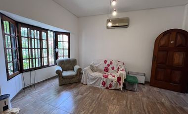 CASA 4 AMBIENTES C/COCHERA + LOCAL AL FRENTE