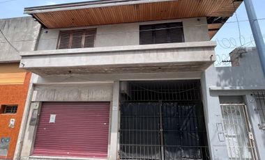 CASA 4 AMBIENTES C/COCHERA + LOCAL AL FRENTE