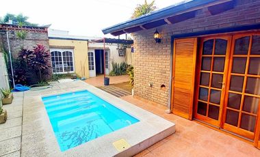 Vende Casa de 4 Dormitorios cochera y pileta .