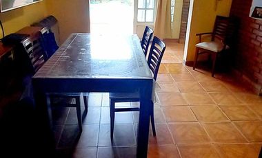 Vende Casa de 4 Dormitorios cochera y pileta .