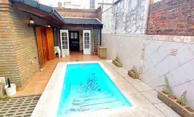 Vende Casa de 4 Dormitorios cochera y pileta .