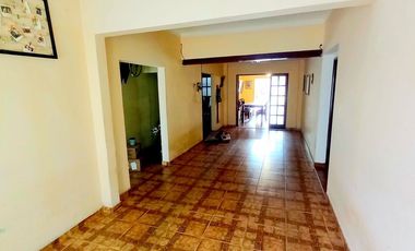 Vende Casa de 4 Dormitorios cochera y pileta .